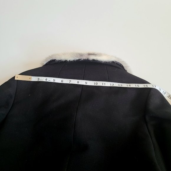 Classic style pure virgin wool black coat with  white mink collar. - Picture 10 of 14